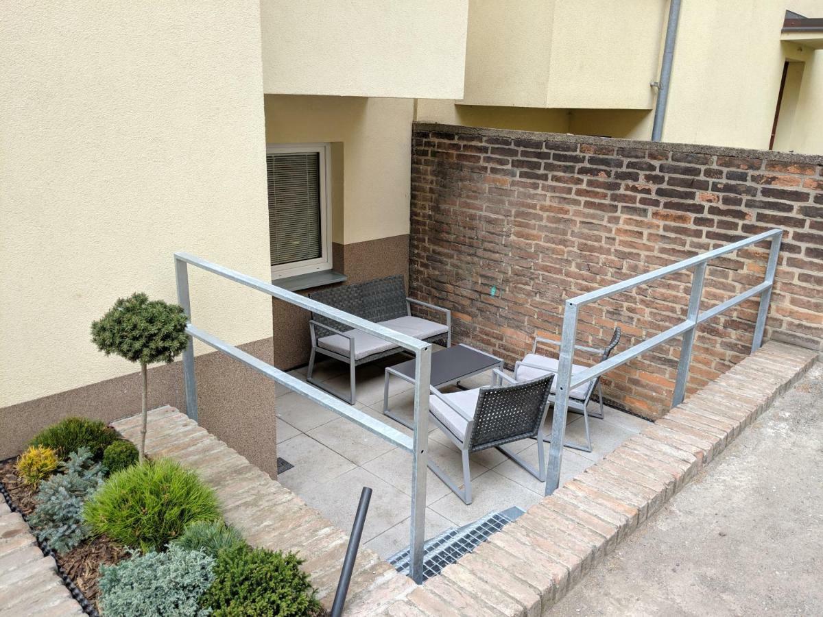 Ap 1 - Apartments 4U Brezinova "Overnight Simply" Hradec Králové Екстериор снимка